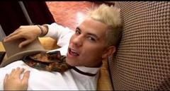 rbd:la familia game stressix` scris:isi pune perna`n capmay: dreaq lumea) chris:se stramba