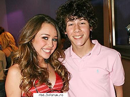 totul era schimbat, parea o alta camera, mult mai mare.se ridica si intra intr-o alta fapt o