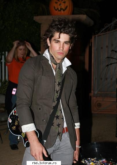 pleaca grabita spre usa,dar cand deshida usa....era unde sunt cheile? vreau mine,dar esti sigura