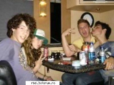 uitat poza restaurant joe, nick, miley prietenul lor, poza facuta paparazzi