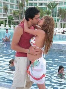 first vreau poza anahi intro fustita roz
