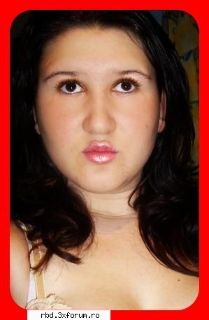 a ma machiez ;)
pai folosesc  fond de ten, fard de pleoape, creion , pudra , rimel si luciu
de