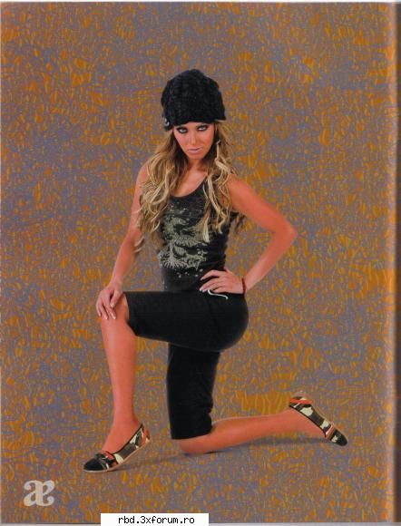 o poza cu anahi in costum de baie....a si sper sa fie buna poza asta be first