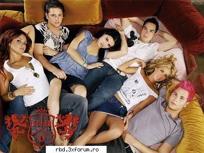 k.. vreau o poza k anahi k o caciula albasta sau verde.. be first