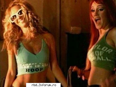 o poza cu annie intr-o bustiera rosie be first