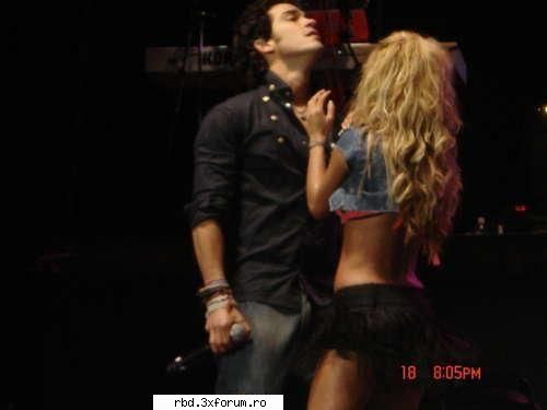 sper ca e buna
o poza cu anahi intro haina larga be first