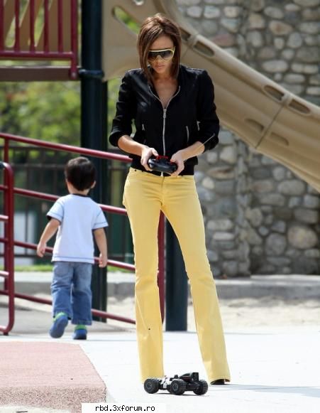 Notă pentru ţinută - 10 victoria beckham..imi place k se asorteaza - Jocuri