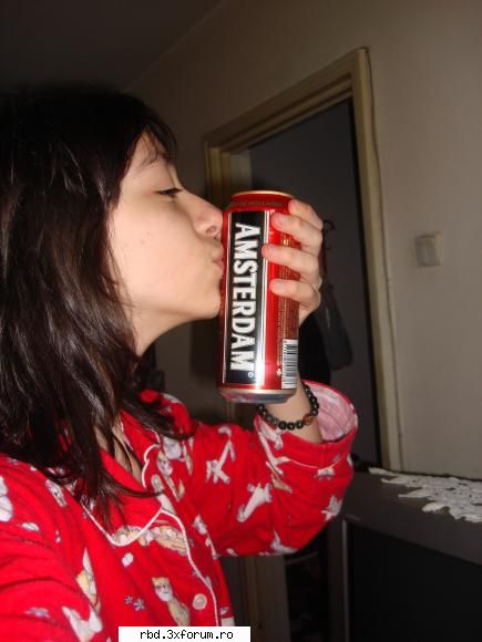 ..eram dupa un party. se facuse lumina afara si eu inca mai vroiam :x> cu berea in mana ..n`am