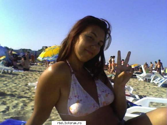 asta sunt eu...(cam ciufulita din cauza brizei)
ma numesc manuela prieteni imi zic manu am 15 ani si