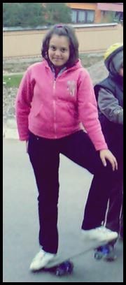 ma mandream si eu ca prinsesem un skate. :rotfl: nu-mi place poza. poze cu noi