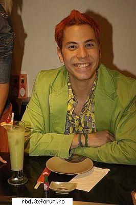 poncho :( se duce pe balcon 
chris: spunand am reusit sa-l pe balcon pe ii e foame? :rotfl:  rbd:la