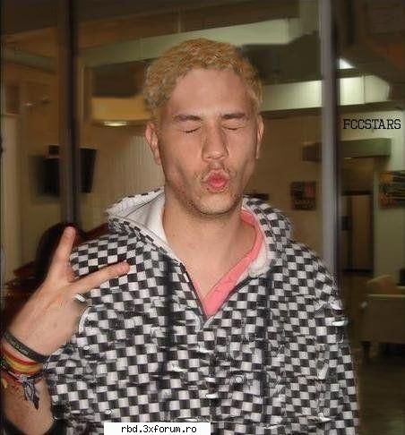 may: tu taci si =( nu dai pup? =( 
il trage d gat si ii d un beso
may: c o pupaceste si el.. rbd:la