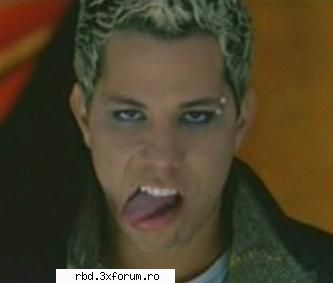 poncho : ete scarta sor'ta! papa lume - ducanduse pe balcon 
chris: ete curu'tu:-w rbd:la familia