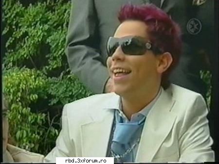 ca arde.... :rotfl:  :rotfl: 
chris: isi ia un bax de biscuiti in brate si se duce pe sa-i poncho?