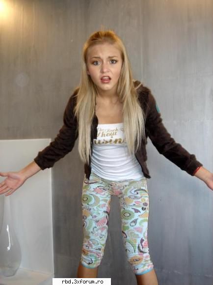 vico se urk pe canapea si se de annie : numai tipa  :rotfl:  ! stai calma ! pls ! numi place cand