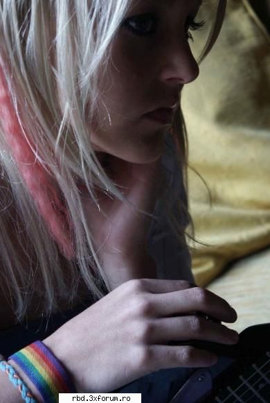 vico : ok ! eu ma duc sa ma plimb sper sa nu dau peste cn stie cn , cartieru asta imi da fiori ! rbd